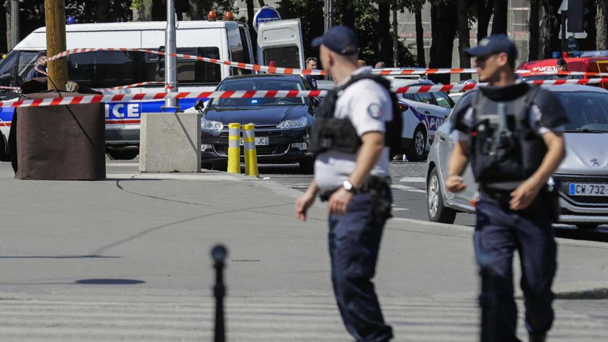allarme terrorismo parigi francia donna ferita da polizia