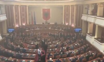 fumogeni in parlamento albania